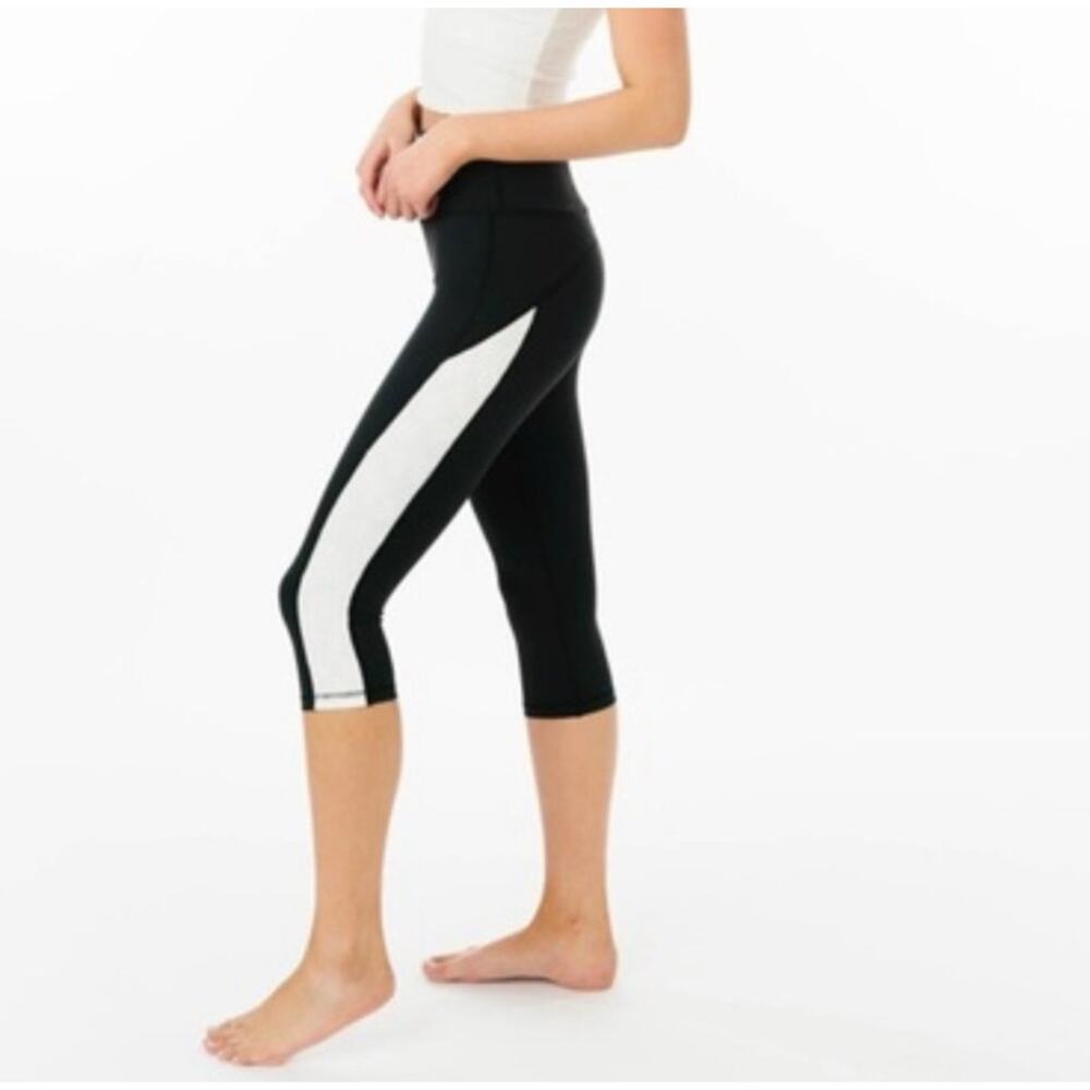 Zyia Compression Black Capri Leggings White Leopard Stripe Size 6-8